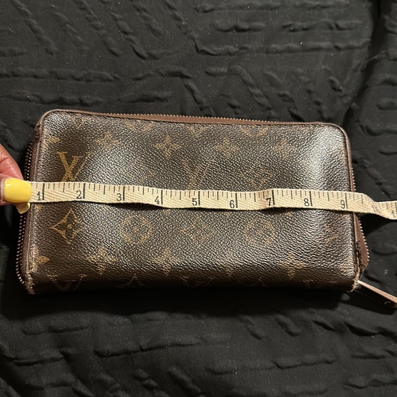 AUTHENTIC LOUIS VUITTON ZIPPY WALLET - Picture 3 of 17